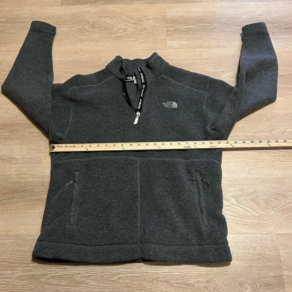 The North Face Men's Gray pullover Sweater Size Medium‎
